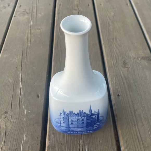 Royal Copenhagen Egeskov Castle Decanter Vase Made in Denmark - Picture 9 of 12